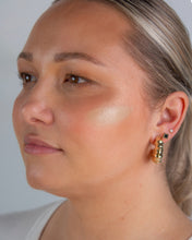 Laden Sie das Bild in den Galerie-Viewer, Skinnies SPF50 Sheer Glow Tinted Medium